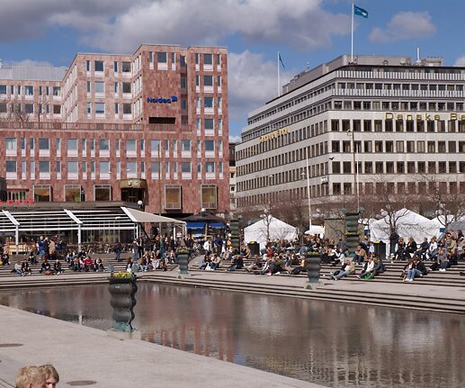 _DSC0006 People in Kungsträdgården seeking for sun.