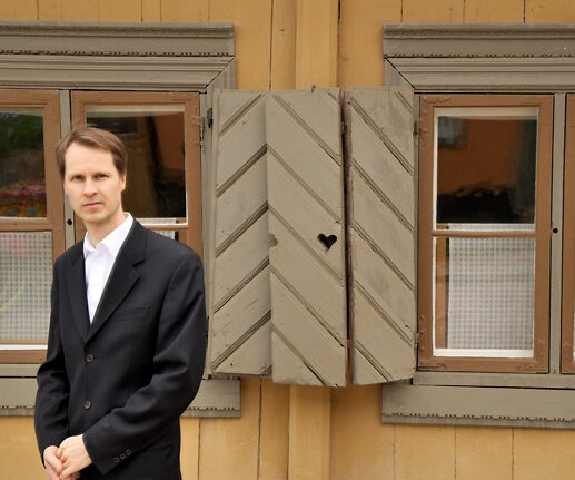 _DSC0042 Arto in front of an old house at Södermalm.