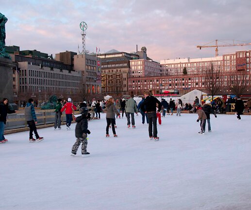 _DSC0011 Ice skating in Kungsträdgården.