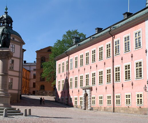 _DSC0024 Yes, the building is pink. At Riddarholmen.