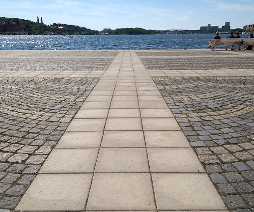 _DSC0033 At Riddarholmen. Water between the south (Söder, left) and north (Kungsholmen, right) of Stockholm.