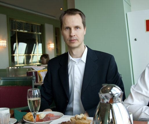 _DSC0002 Arto having breakfast.