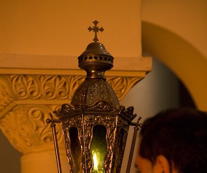 _DSC0039 Waiting for the Holy Light.