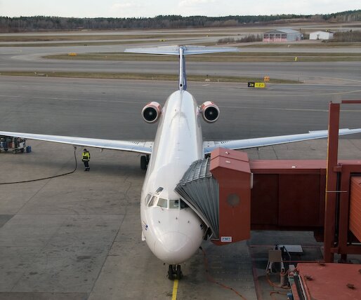 _DSC0003 The MD-82 for Frankfurt, at the gate at Arlanda.
