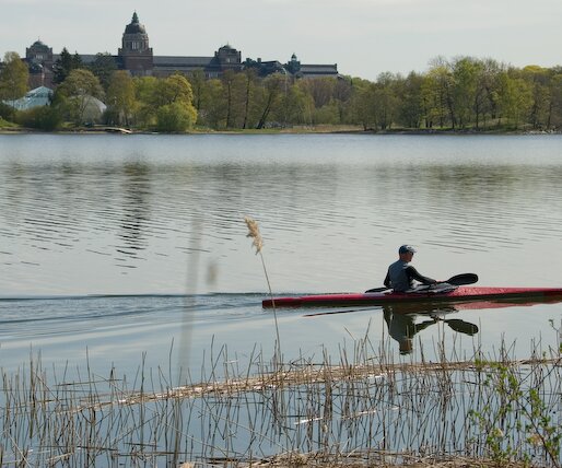 _DSC0017 By the lake. Museum of natural history in the background.