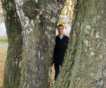_DSC0030 Arto amongst trees.