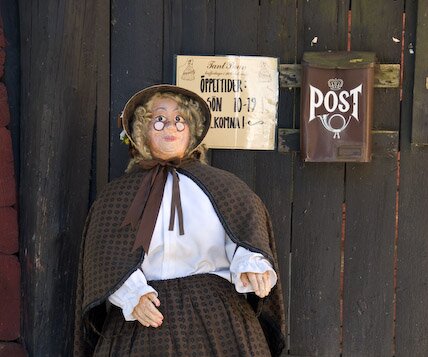 _DSC0015 Tant Brun (Aunt Brown) at the entrance of her café.