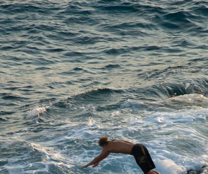 _DSC0102 Diving into the sea.