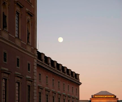 _DSC0032 Moon in the afternoon. The Royal Palace to the left, the national museum in the background.