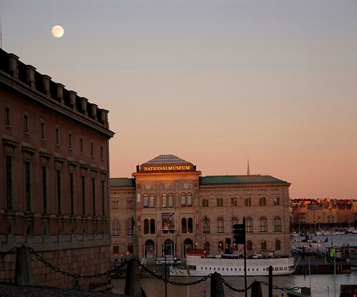 _DSC0033 Moon in the afternoon. The Royal Palace to the left, the national museum in the background.