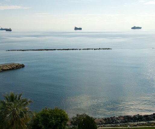 _DSC0010 Ships on the horizon.