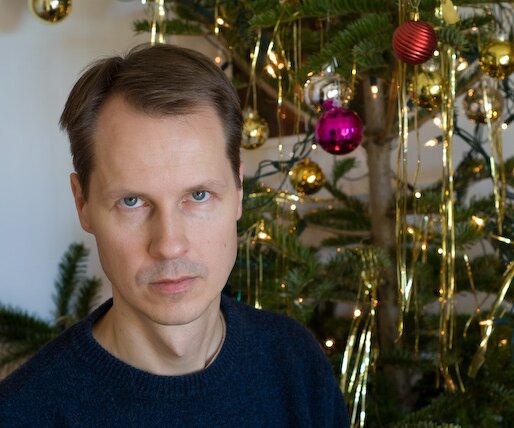 _DSC0003 Arto in front of the Christmas tree.