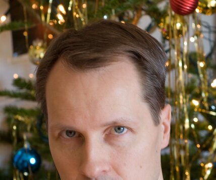 _DSC0017 Arto in front of the Christmas tree.