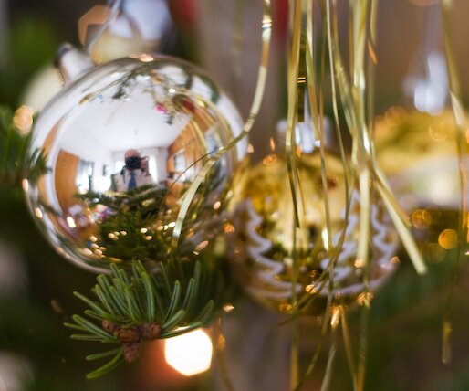 _DSC0028 Reflective Christmas tree decorations.