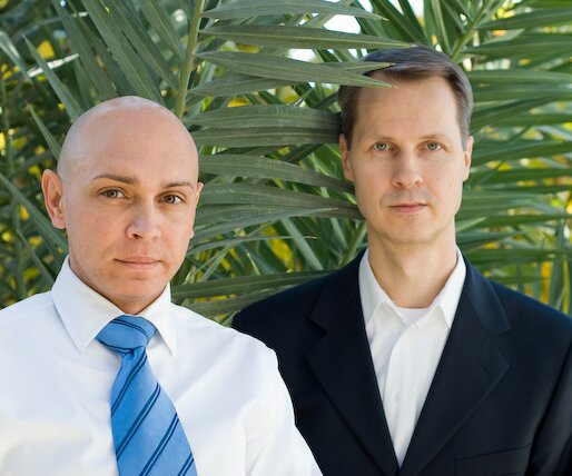 _DSC0031 Markos and Arto in front of a palm tree in the garden.