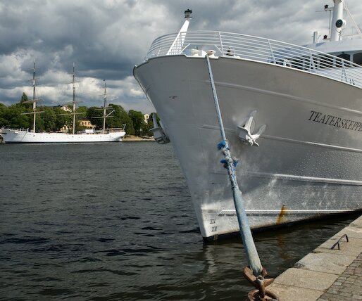 _DSC0015 The theatre ship, af Chapman in the background.