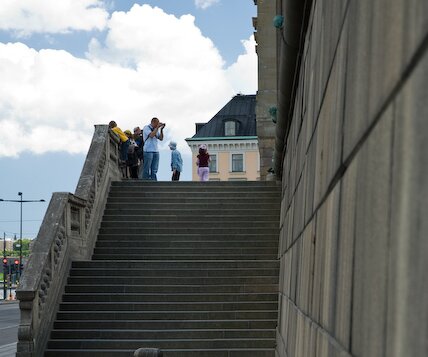 _DSC0037 People at the Royal Palace taking pictures.