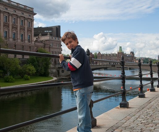 _DSC0015 Andreas on his way to the old town, near the House of Parliament.