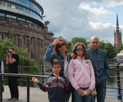 _DSC0024 Andreas, Mina, Ingrid and Markos. The House of Parliament to the left.