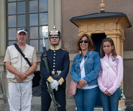_DSC0043 Nicos, Mina and Ingrid with a Royal guard.