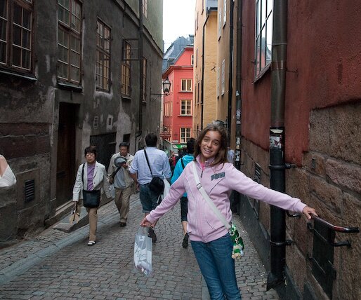 _DSC0089 Ingrid in the old town (Gamla Stan).