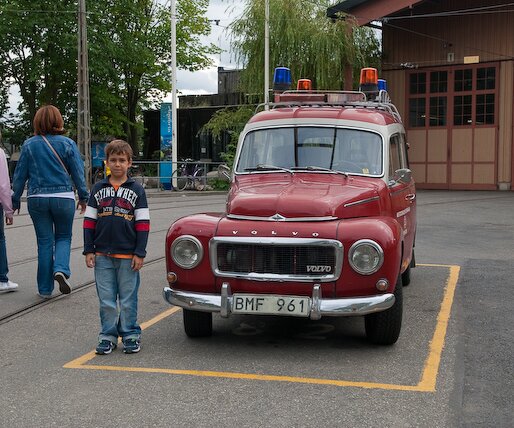 _DSC0176 Andreas and an old Volvo. Going to Aquaria water museum.