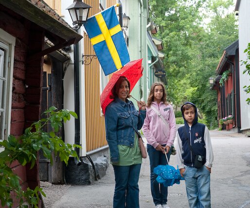 _DSC0001 Mina, Ingrid and Andreas walking in Sigtuna.