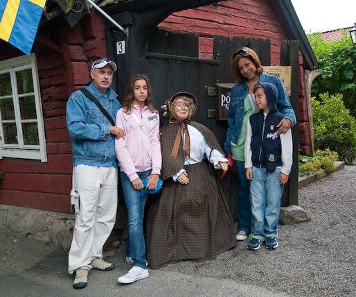 _DSC0006 The family (Nicos, Ingrid, Mina and Andreas) at the old café of tant Brun.