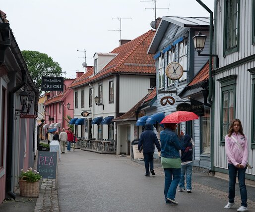 _DSC0009 Walking in the narrow streets of Sigtuna. See location here .