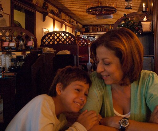_DSC0015 Andreas and Mina in a restaurant.