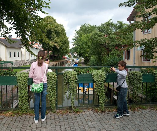 _DSC0001 Ingrid and Andreas taking photos in Trosa.