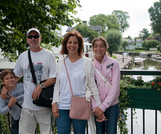 _DSC0018 The family (Andreas, Nicos, Mina and Ingrid) posing by the river in Trosa.