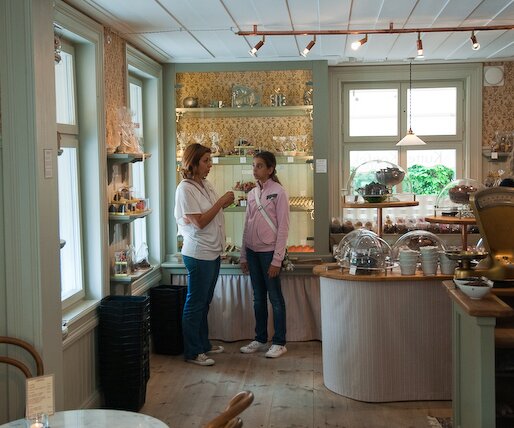 _DSC0031 Mina and Ingrid choosing sweets.