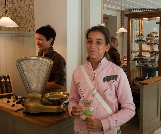 _DSC0033 Ingrid buying marzipan sweets.