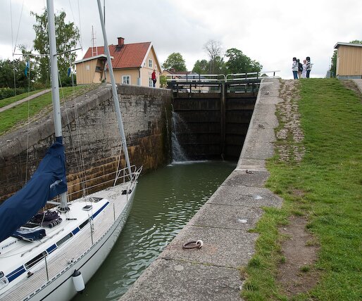 _DSC0054 A boat approaching a sluice gate at Bergs Slussar. See location here .