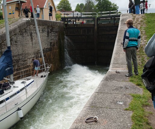 _DSC0062 Boat at a sluice gate at Bergs Slussar.