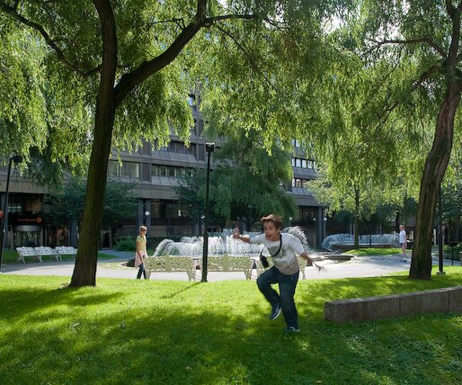 _DSC0004 Andreas in the park opposite the hotel.