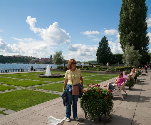 _DSC0040 Mina in the gardens of the city hall.
