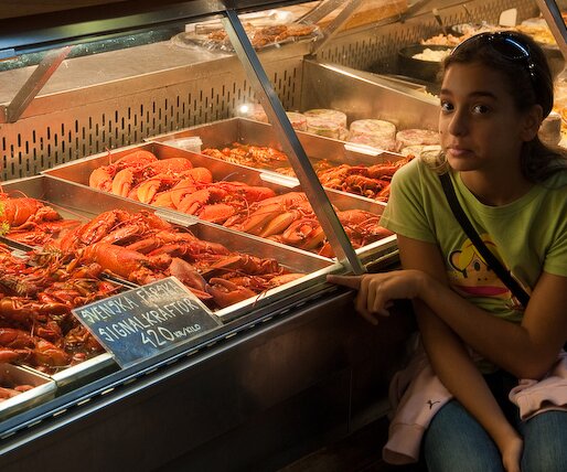_DSC0055 Ingrid looking at crayfish in Östermalms Saluhall.