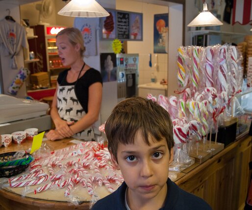 _DSC0019 Andreas at a shop selling polkagrisar.