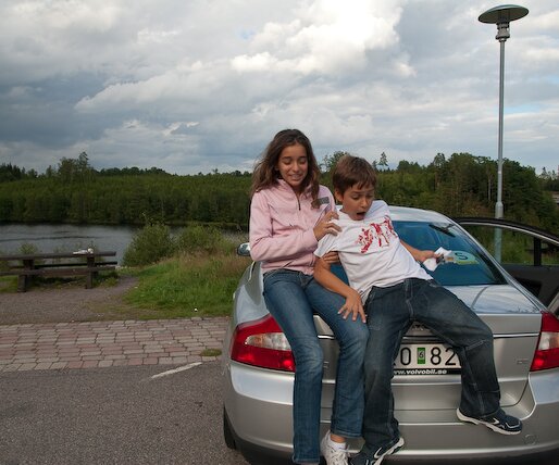 _DSC0036 Ingrid and Andreas on the rented car, at a stop in Markaryd.