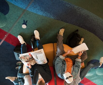 _DSC0172 Mina and Andreas resting, Arto and Nicos reading and Ingrid looking up. Reflected in the ceiling mirror.