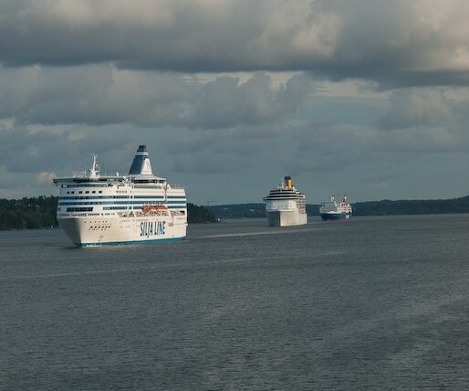 _DSC0246 Other ships passing by.