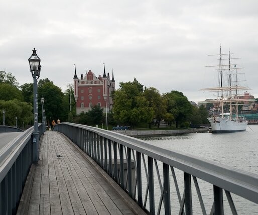 _DSC0014 Bridge from Blasieholmen to Skeppsholmen, the ship af Chapman to he right.