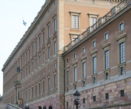 _DSC0009 Military band with the Royal Palace in the background.