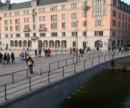 _DSC0037 Bridge between the Parliament and city center.