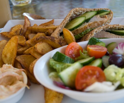 _DSC0039 A light snack for lunch: chicken in pita bread.
