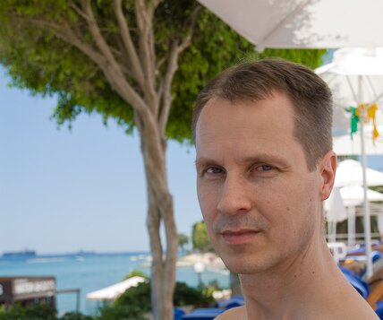 _DSC0130 Arto relaxing in the sun bed.
