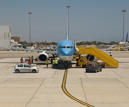 _DSC0009 Taxiing in front of the Tui B737.