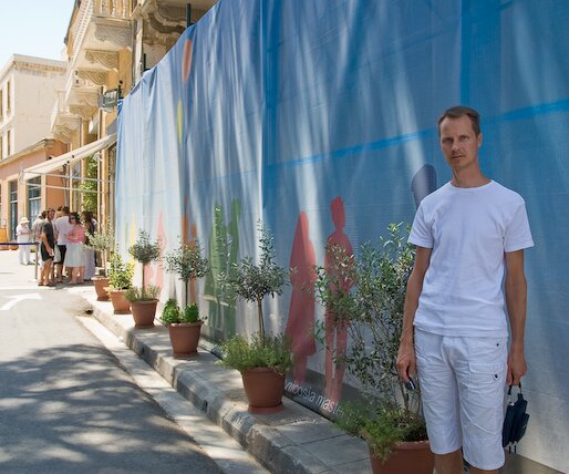 _DSC0001-2 Arto at the Ledra street passage.